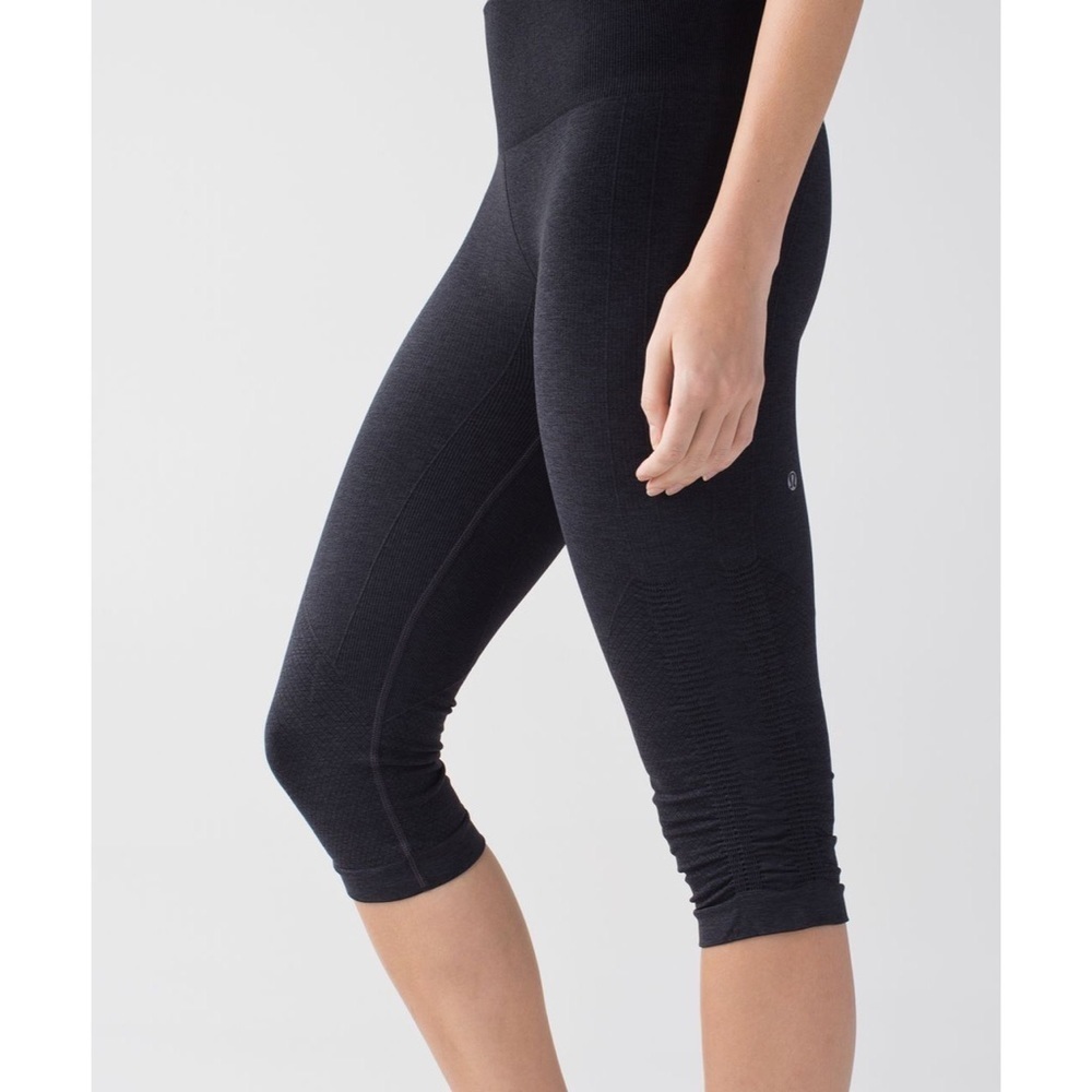 Lululemon In The Flow Crop II Heathered Deep Coal Gray Leggings EUC Size 6